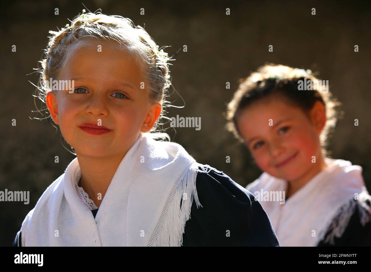 schöne attraktive Mädchen mit Tracht und Dirndl in Meran beim Weinfest und Trachtenfest und Trachtenumzug in den Dolomiten in Südtirol Italien Stock Photo