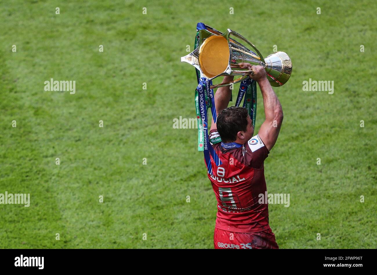 Toulouse S Antoine Dupont Lifts The Trophy After The Final Whistle Of The Heineken Champions Cup 21 Final Match At Twickenham Stadium London Picture Date Saturday May 22 21 Stock Photo Alamy