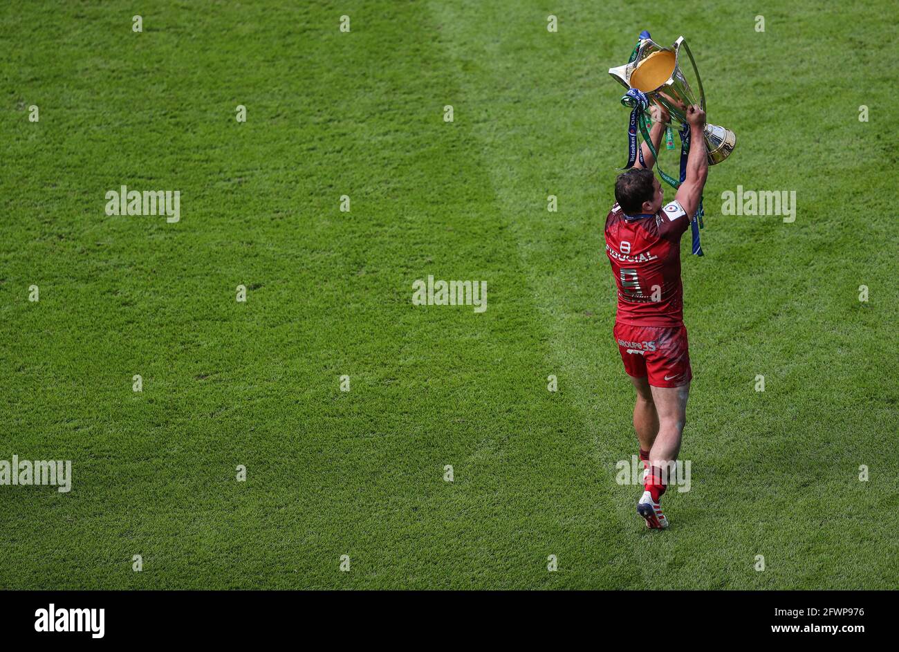 Toulouse S Antoine Dupont Lifts The Trophy After The Final Whistle Of The Heineken Champions Cup 21 Final Match At Twickenham Stadium London Picture Date Saturday May 22 21 Stock Photo Alamy Toulouse S Antoine Dupont Lifts The Trophy After The Final Whistle Of The Heineken Champions Cup 21 Final Match At Twickenham Stadium London Picture Date Saturday May 22 21 Stock Photo Alamy