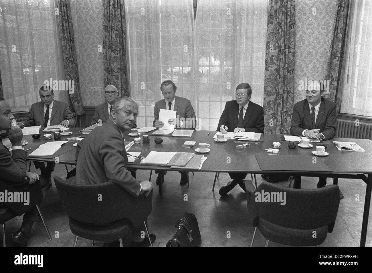 Mr. Y. Scholten receives fraction chairmen in connection with cabinet crisis, at meeting table in front Scholten and further Berger, Tilanus, Andriessen, Wiegel and Aantjes, 3 August 1972, KABINETSCRIS, receipts, The Netherlands, 20th century press agency photo, news to remember, documentary, historic photography 1945-1990, visual stories, human history of the Twentieth Century, capturing moments in time Stock Photo