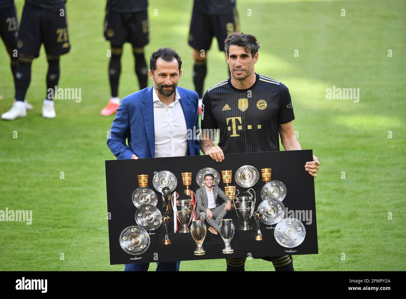 Farewell To Javi Martinez R M By Hasan Salihamidzic Sports Director M Soccer 1 Bundesliga 34th Matchday Fc Bayern Munich Fc Augsburg On May 22nd 2021 In Muenchen Germany Photo Frank Hoermann Sven