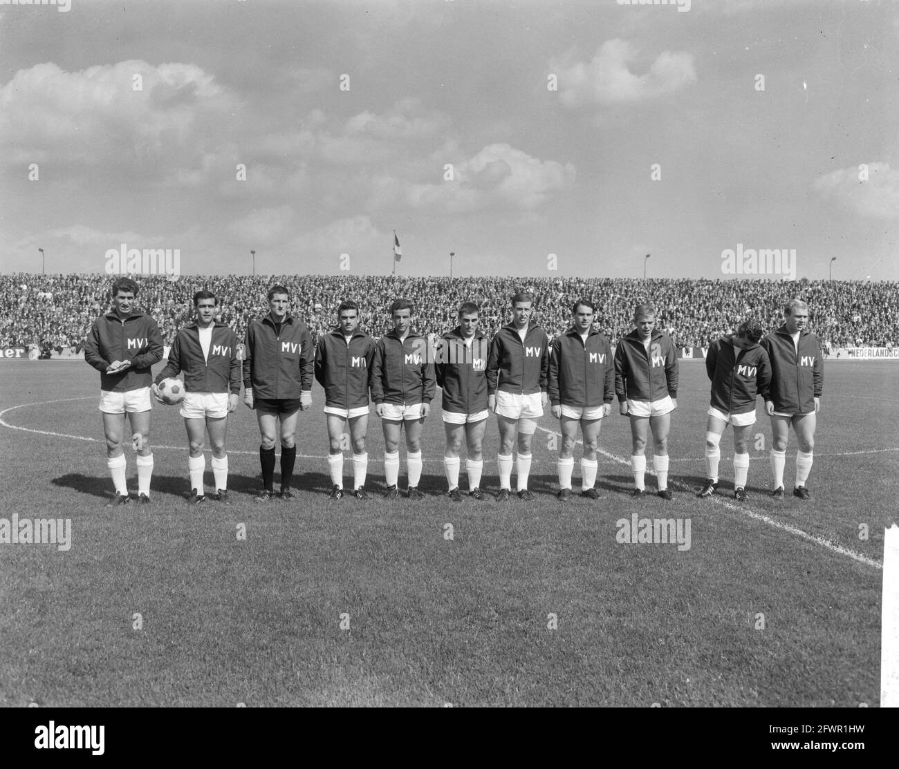 MVV-Ajax, MVV team, from left to right Giel Haenen, Michiel Tal, Frans  Korve, Heini Brasse, Sef Geurten Willy Bergstein, Jan Druyts, Jo Toennaer,  $, August 29, 1965, teams, sports, soccer, The Netherlands,