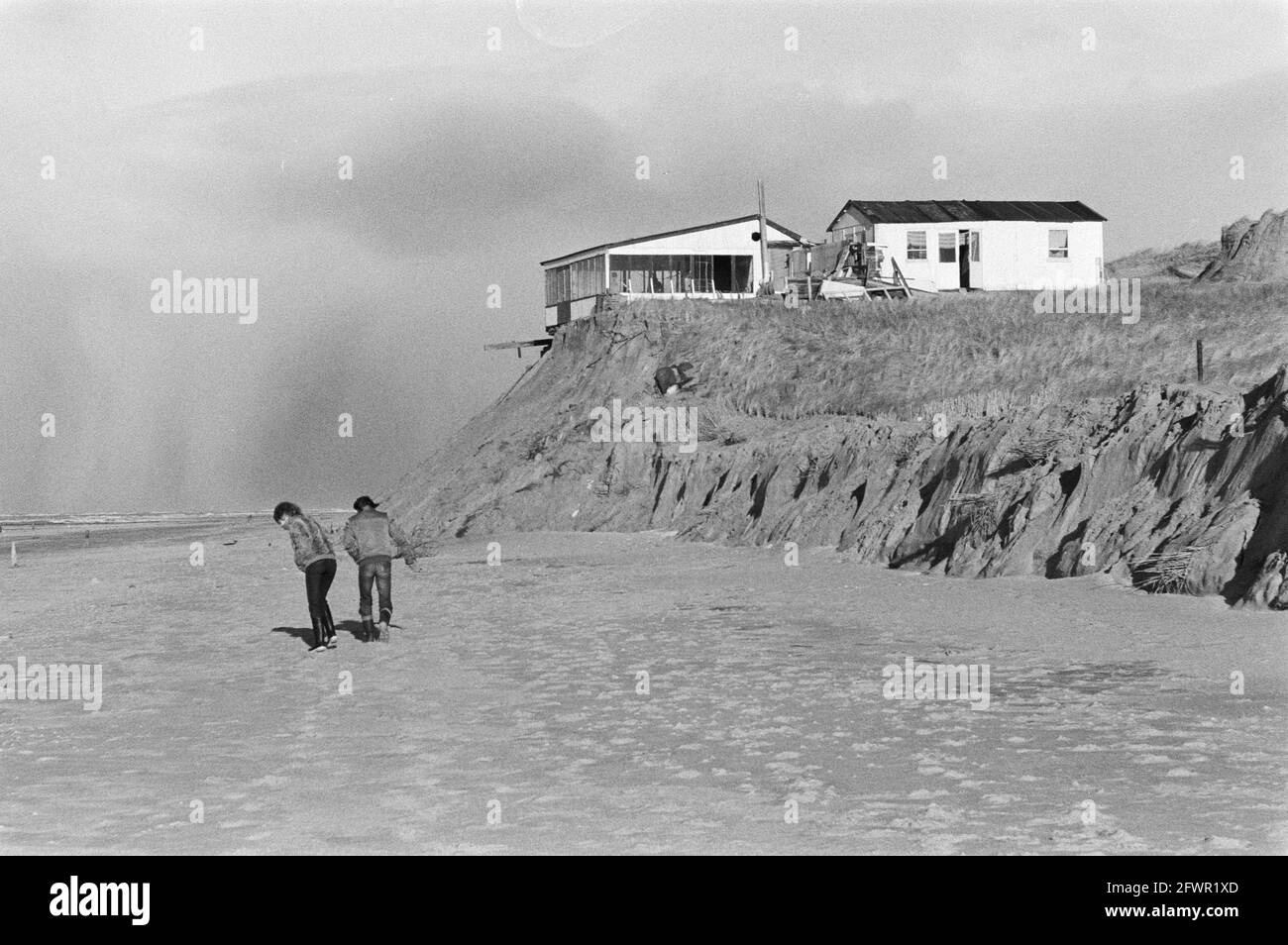 After this week's heavy storm a large part of the island Texel has disappeared, this beach pavilion no longer survived the storm, it will be demolished, 6 January 1981, Beach pavilions, islands, storms, The Netherlands, 20th century press agency photo, news to remember, documentary, historic photography 1945-1990, visual stories, human history of the Twentieth Century, capturing moments in time Stock Photo