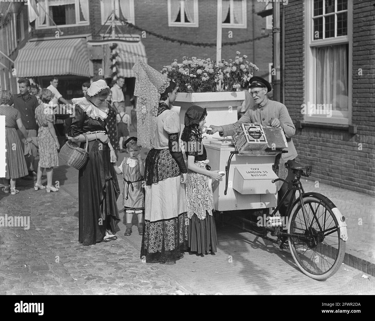Naarden 600 years, August 21 1950, icecream men, The Netherlands, 20th century press agency photo, news to remember, documentary, historic photography 1945-1990, visual stories, human history of the Twentieth Century, capturing moments in time Stock Photo