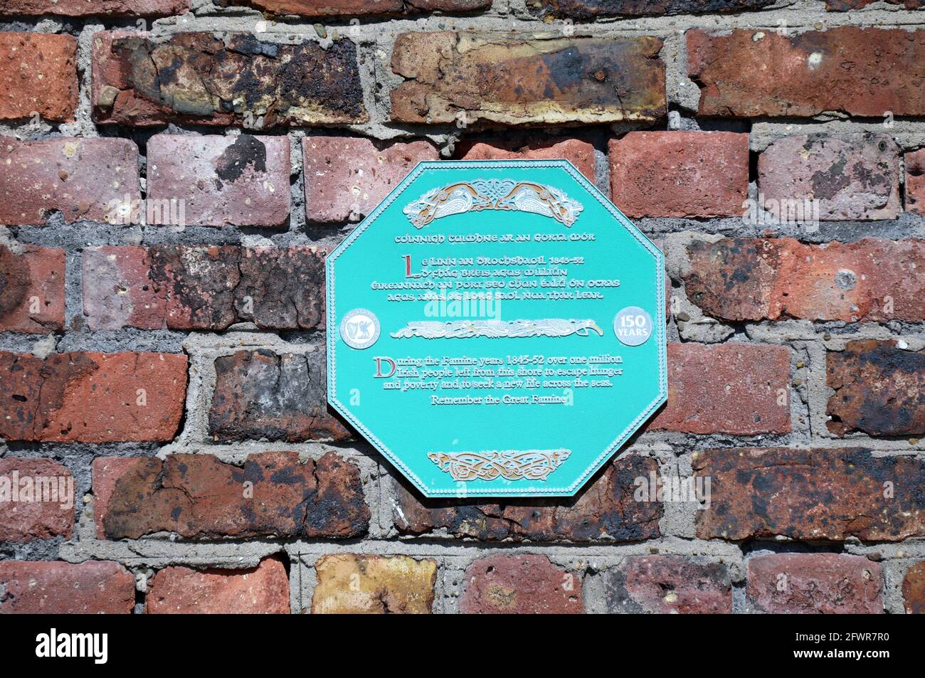 Memorial plaque to the Great Famine at Liverpool waterfront Stock Photo