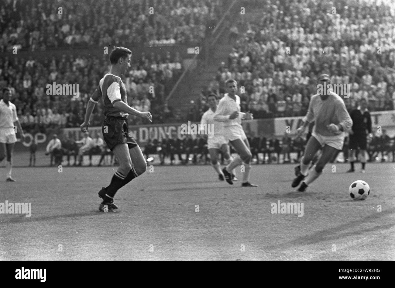 NEC v Feyenoord 0-5. Kindvall scores 2-0 (right) goalkeeper De Bree has the save, August 27, 1967, goalkeepers, sports, soccer, The Netherlands, 20th century press agency photo, news to remember, documentary, historic photography 1945-1990, visual stories, human history of the Twentieth Century, capturing moments in time Stock Photo