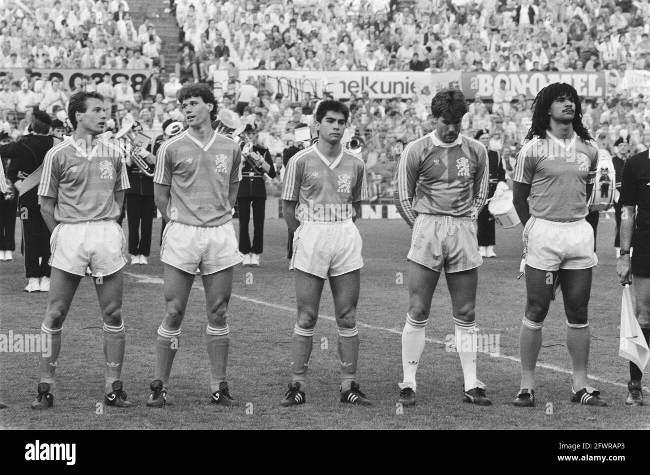 Netherlands against Hungary 2-0; part Dutch national team from left to right Van t Schip, Van Basten, Silooy, Hiele, Gullit, April 29, 1987, Elftallen, sport, soccer, The Netherlands, 20th century press agency photo, news to remember, documentary, historic photography 1945-1990, visual stories, human history of the Twentieth Century, capturing moments in time Stock Photo