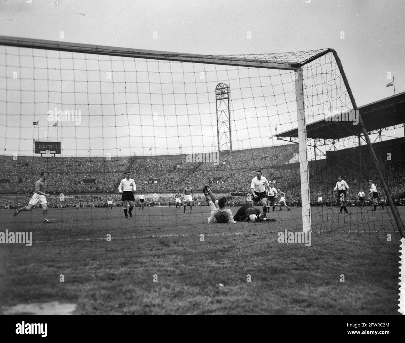 Netherlands against Austria 1-1, moment of play with from left to right: Lenstra, Schmied, Happel, Hanappi, Rijvers, September 25, 1957, sports, soccer, The Netherlands, 20th century press agency photo, news to remember, documentary, historic photography 1945-1990, visual stories, human history of the Twentieth Century, capturing moments in time Stock Photo