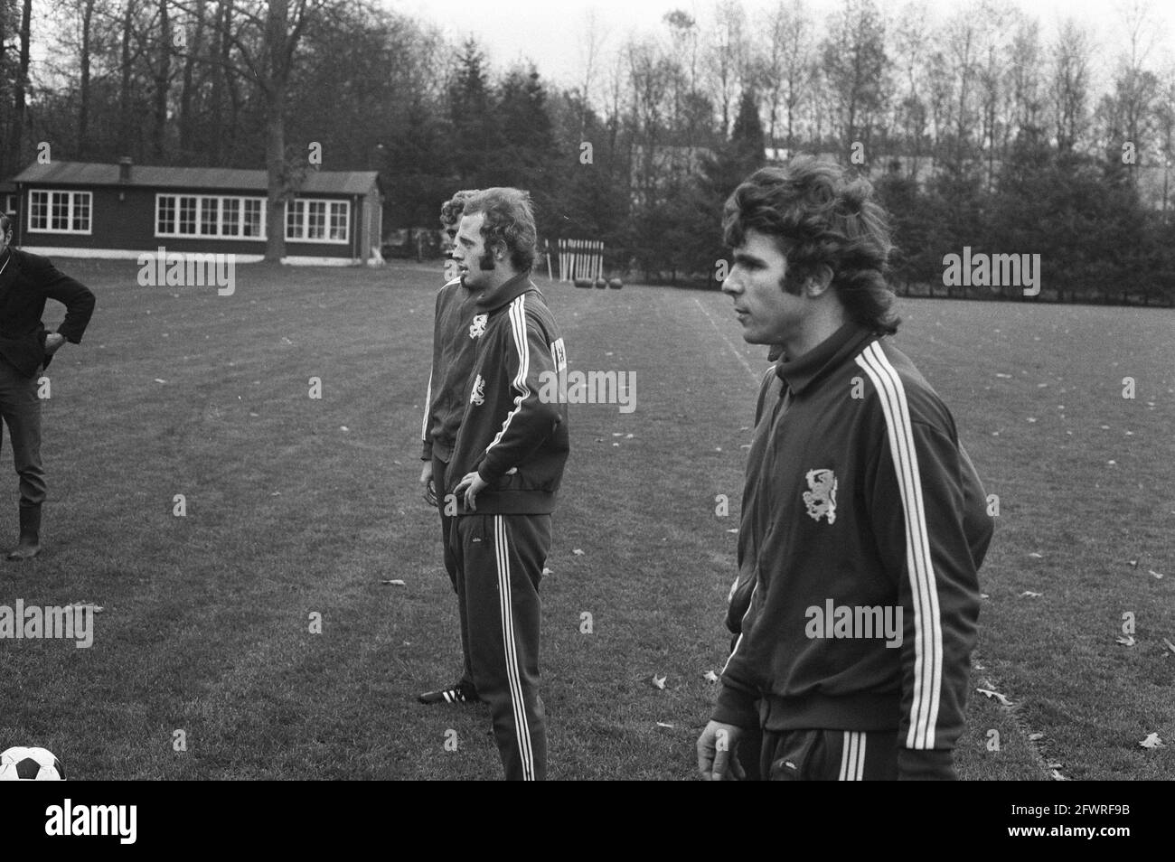 Dutch national team training in Zeist, (l) Oekie Hoekema (r) W. van Hanegem, November 16, 1971, elftallen, sport, soccer, The Netherlands, 20th century press agency photo, news to remember, documentary, historic photography 1945-1990, visual stories, human history of the Twentieth Century, capturing moments in time Stock Photo