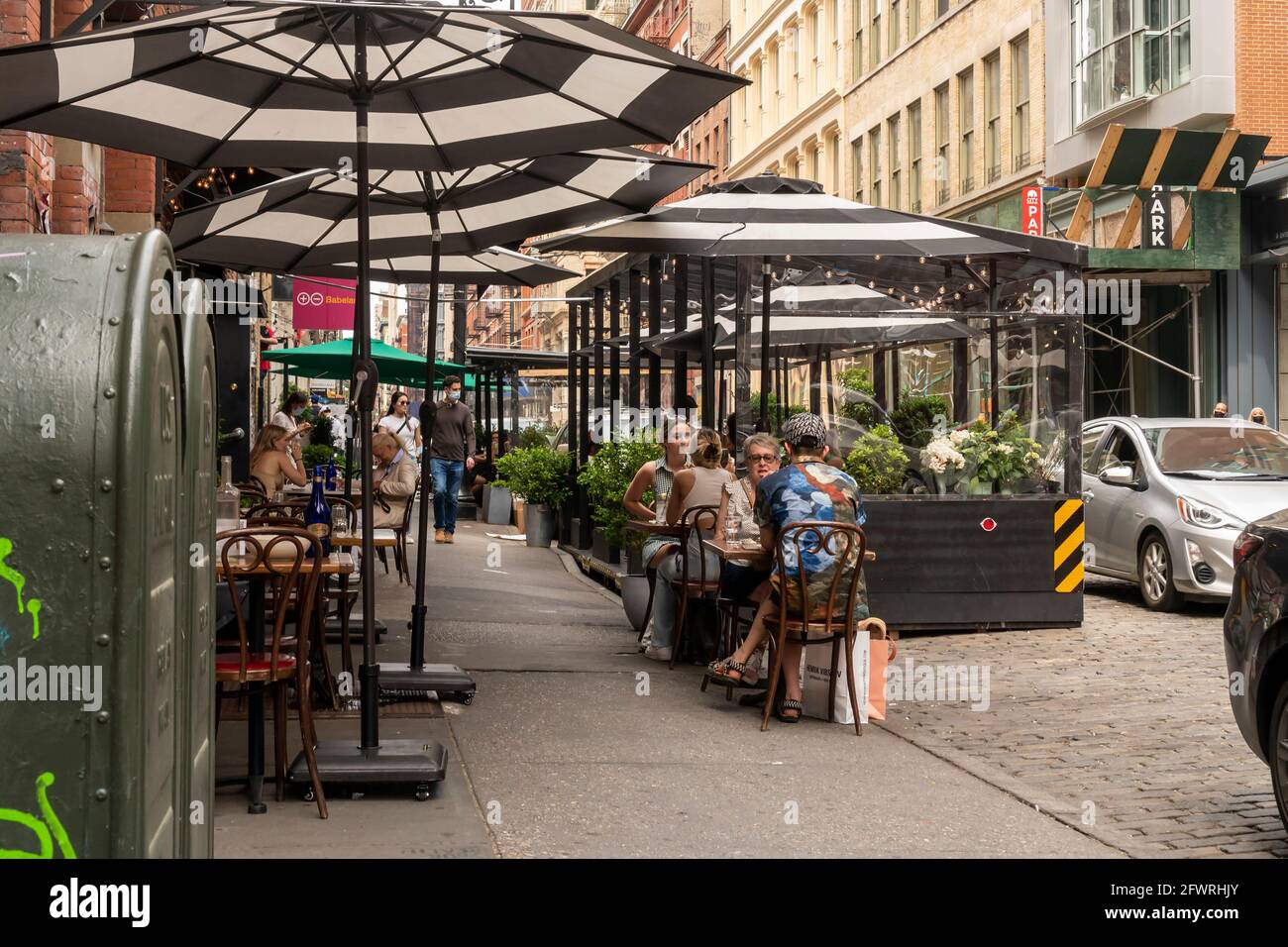 New York, USA. 22nd May, 2021. Al fresco dining in the Soho neighborhood in New York on Saturday, May 22, 2021. New York has relaxed mask mandates allowing most outdoor activities to be mask free as well as many indoor settings, with caveats. (ÂPhoto by Richard B. Levine) Credit: Sipa USA/Alamy Live News Stock Photo