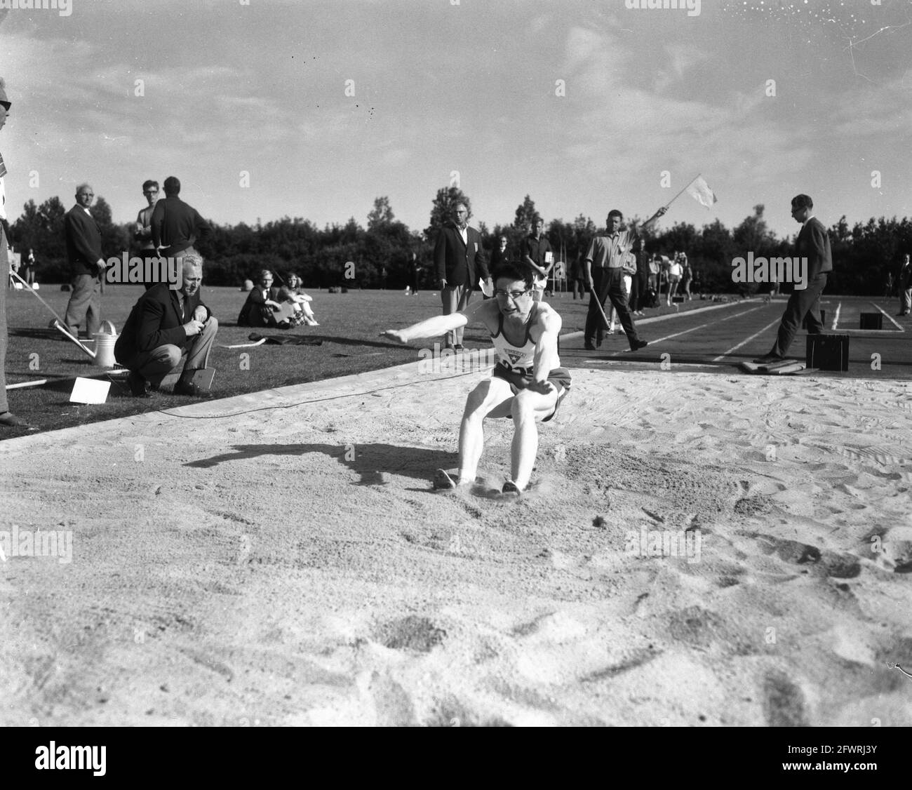 Dutch athletics championships in Groningen, H. Pappers champion long jump in action, August 14, 1965, athletics, champion, championships, The Netherlands, 20th century press agency photo, news to remember, documentary, historic photography 1945-1990, visual stories, human history of the Twentieth Century, capturing moments in time Stock Photo