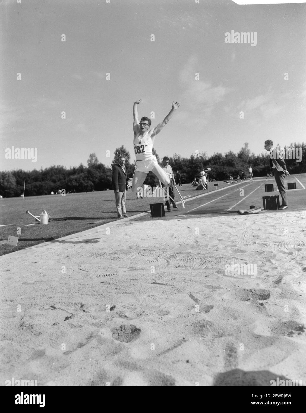 Dutch athletics championships in Groningen, J. Kant in action long jump, August 14, 1965, athletics, championships, The Netherlands, 20th century press agency photo, news to remember, documentary, historic photography 1945-1990, visual stories, human history of the Twentieth Century, capturing moments in time Stock Photo