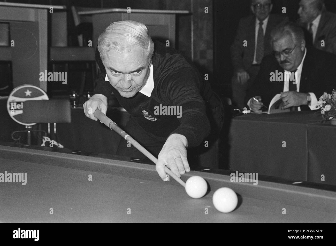 Dutch Championships Billiards Artillery in Haarlem. Van Oosterhout in action, January 9, 1982, BILJARTEN, CHAMPIONSHIPS, The Netherlands, 20th century press agency photo, news to remember, documentary, historic photography 1945-1990, visual stories, human history of the Twentieth Century, capturing moments in time Stock Photo