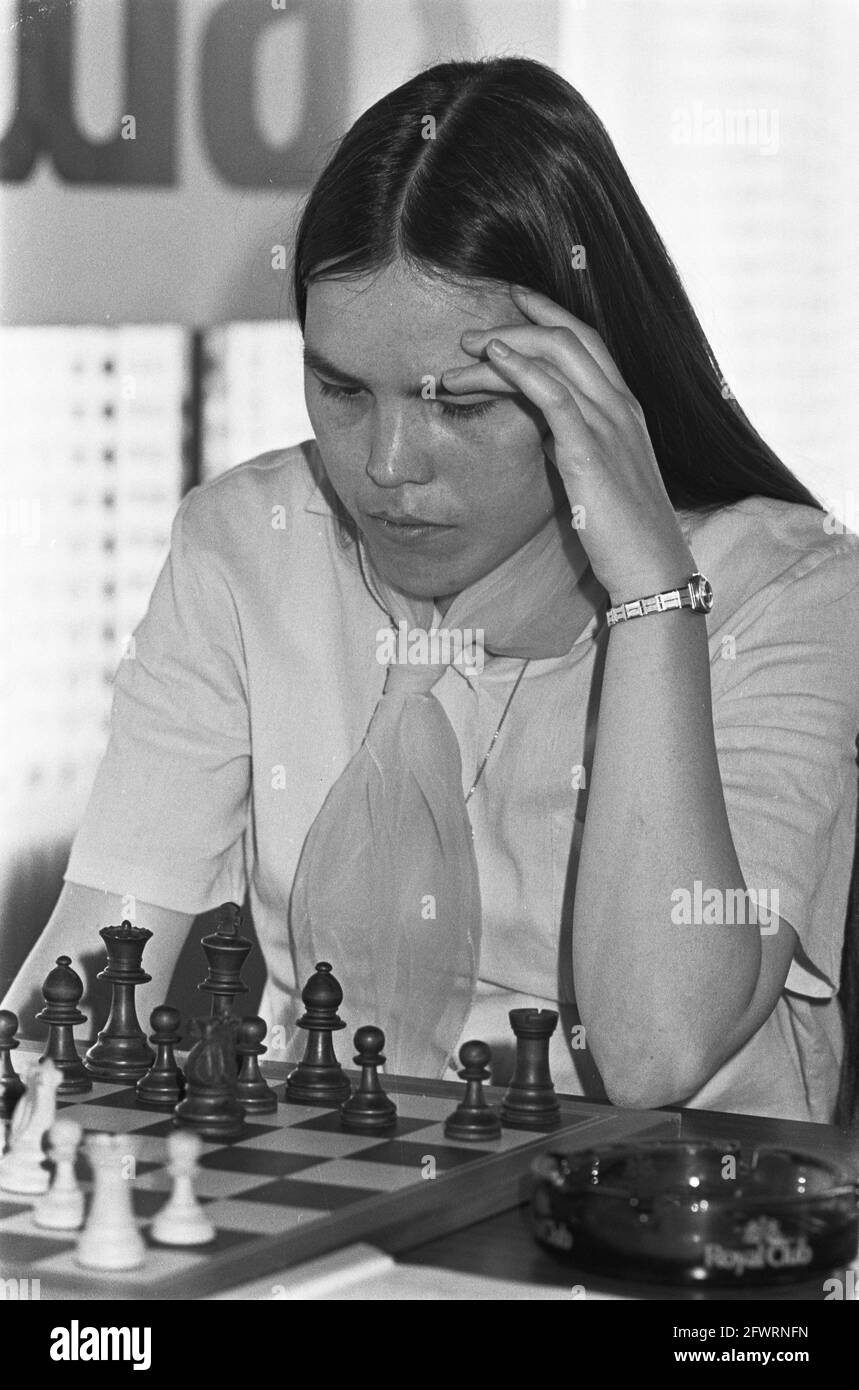 Dutch chess championships, ladies (Mijdrecht); Erika Belle in action, headline, June 10, 1982, CHAMPIONSHIP, SCHAKES, The Netherlands, 20th century press agency photo, news to remember, documentary, historic photography 1945-1990, visual stories, human history of the Twentieth Century, capturing moments in time Stock Photo