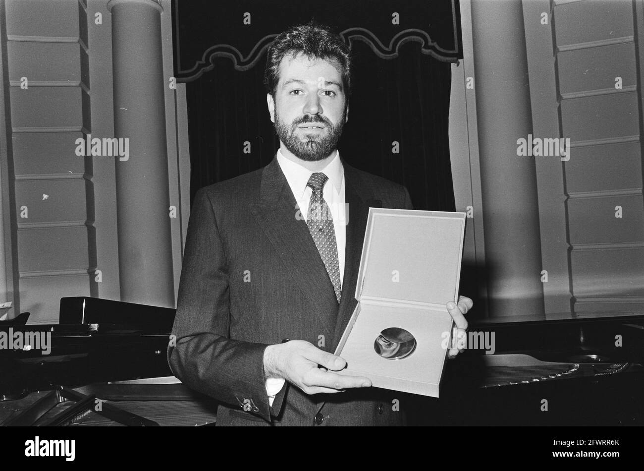 Dutch Music Prize for bass-baritone Wout Oosterkamp, June 22, 1985, The Netherlands, 20th century press agency photo, news to remember, documentary, historic photography 1945-1990, visual stories, human history of the Twentieth Century, capturing moments in time Stock Photo