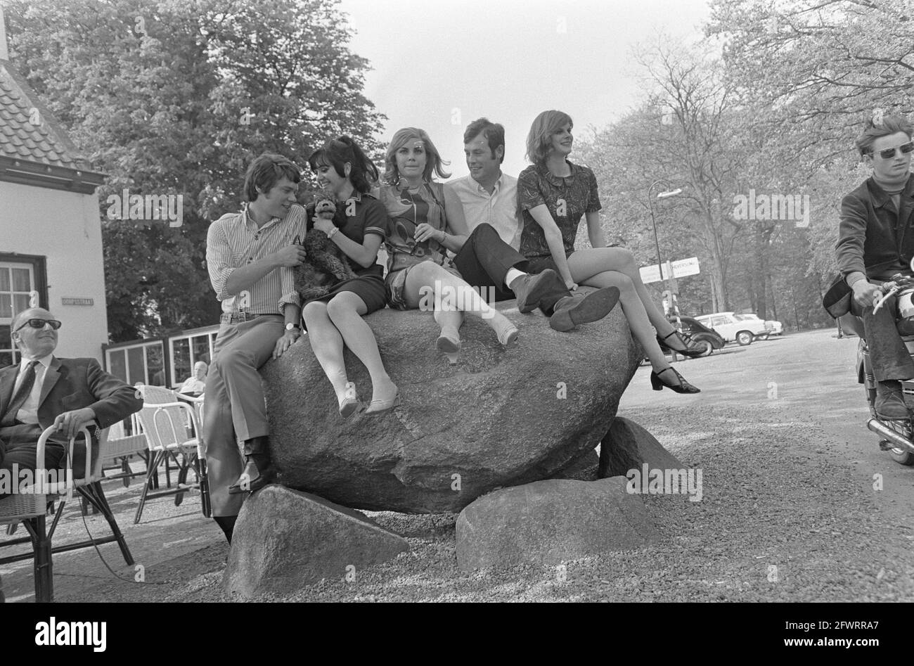 Dutch team for Knokke presented, from left to right Jerry Rix, Patricia Paay, Conny Vink, Andy Star and Marianne Delgorge, May 11, 1967, singers, The Netherlands, 20th century press agency photo, news to remember, documentary, historic photography 1945-1990, visual stories, human history of the Twentieth Century, capturing moments in time Stock Photo