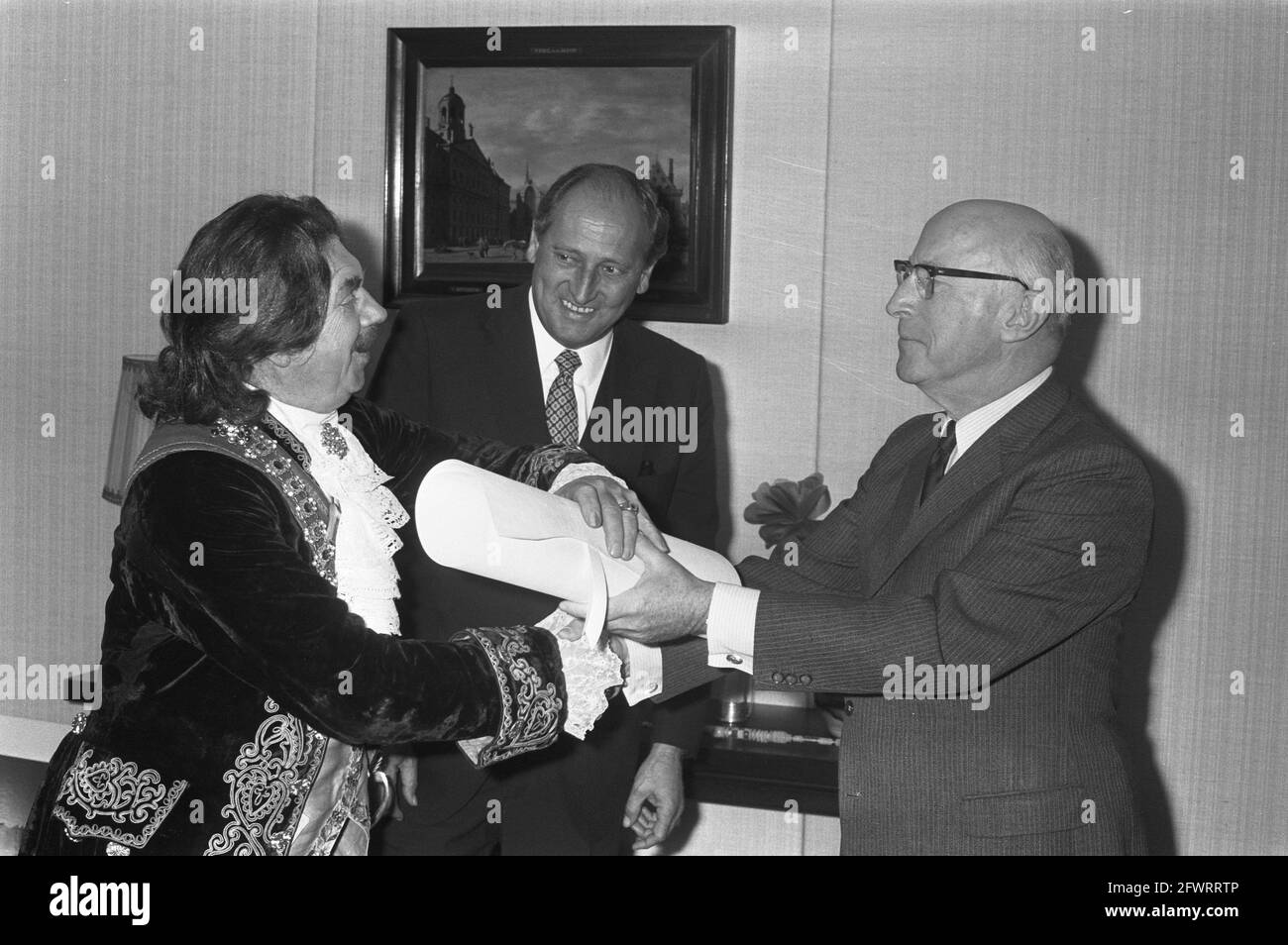 Czar Peter ( ir. K. K. van Hoffen of Stork Werkspoor Diesel) received by Mayor Samkalden at city hall, September 28, 1972, receptions, city halls, The Netherlands, 20th century press agency photo, news to remember, documentary, historic photography 1945-1990, visual stories, human history of the Twentieth Century, capturing moments in time Stock Photo