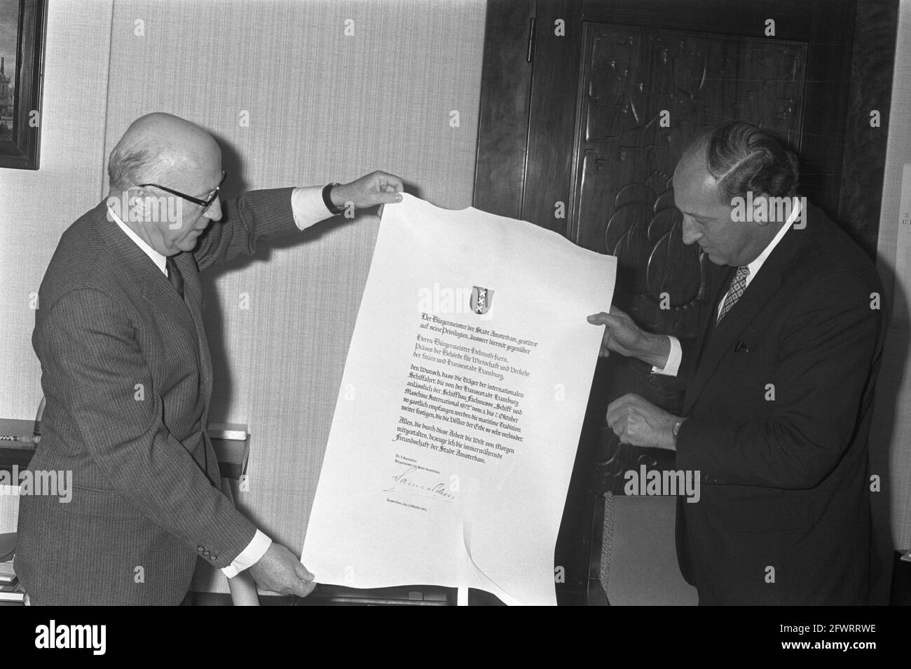 Czaar Peter ( ir. K. K. van Hoffen of Stork werkspoor Diesel) received by Mayor Samkalden at city hall, 28 September 1972, receptions, city halls, The Netherlands, 20th century press agency photo, news to remember, documentary, historic photography 1945-1990, visual stories, human history of the Twentieth Century, capturing moments in time Stock Photo