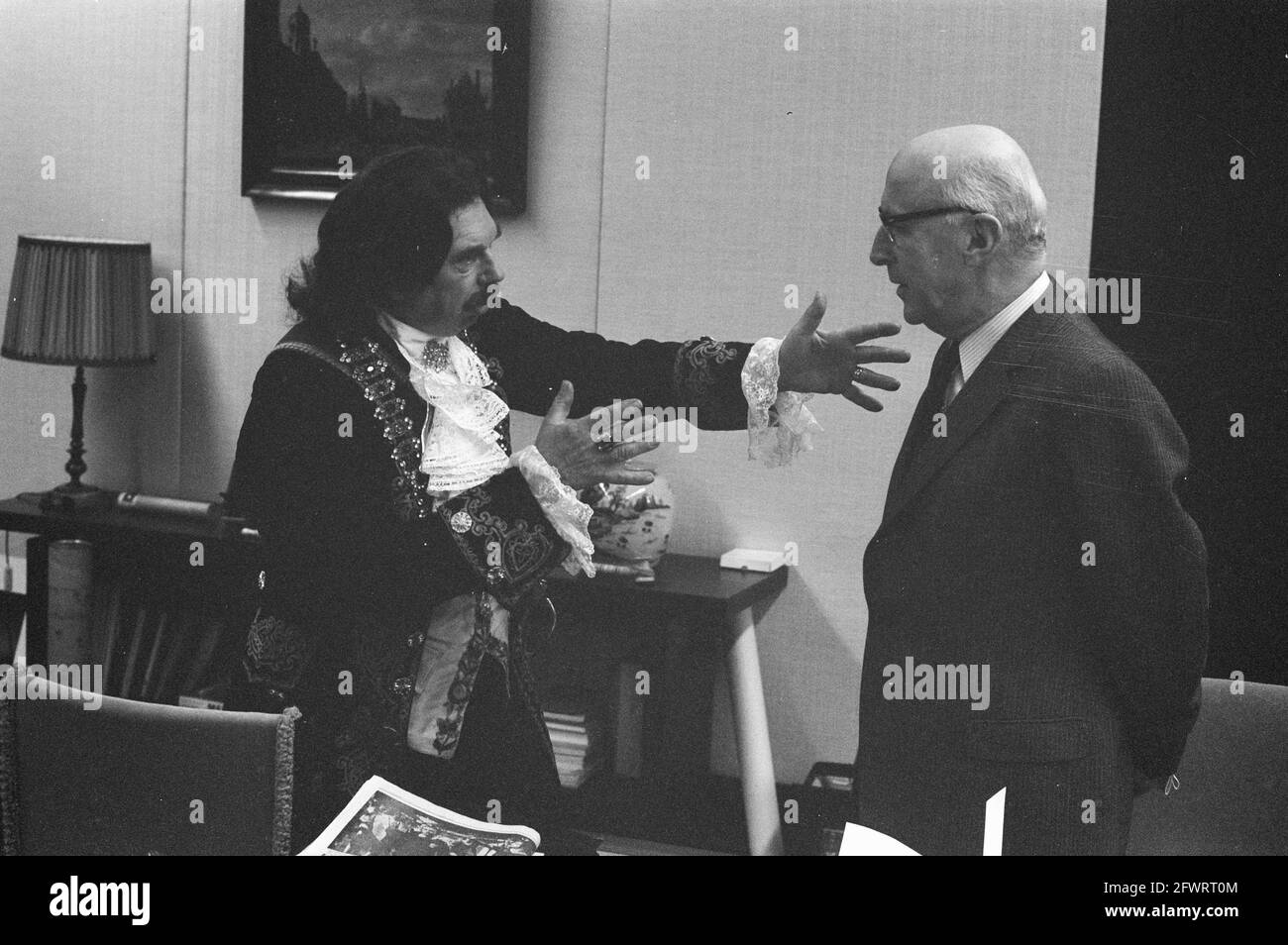 Czaar Peter ( ir. K. K. van Hoffen of Stork werkspoor Diesel) received by Mayor Samkalden at town hall, 28 September 1972, receptions, town halls, The Netherlands, 20th century press agency photo, news to remember, documentary, historic photography 1945-1990, visual stories, human history of the Twentieth Century, capturing moments in time Stock Photo
