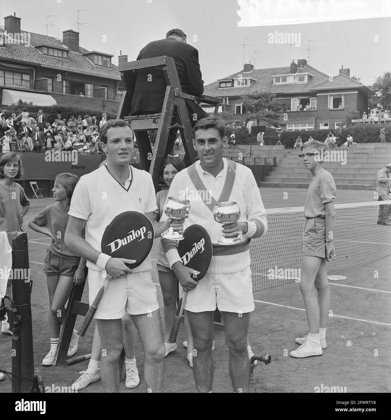 Dutch tennis championships, winners men's doubles Okker and Eysden (r), August 14, 1965, Winners, championships, tennis, The Netherlands, 20th century press agency photo, news to remember, documentary, historic photography 1945-1990, visual stories, human history of the Twentieth Century, capturing moments in time Stock Photo