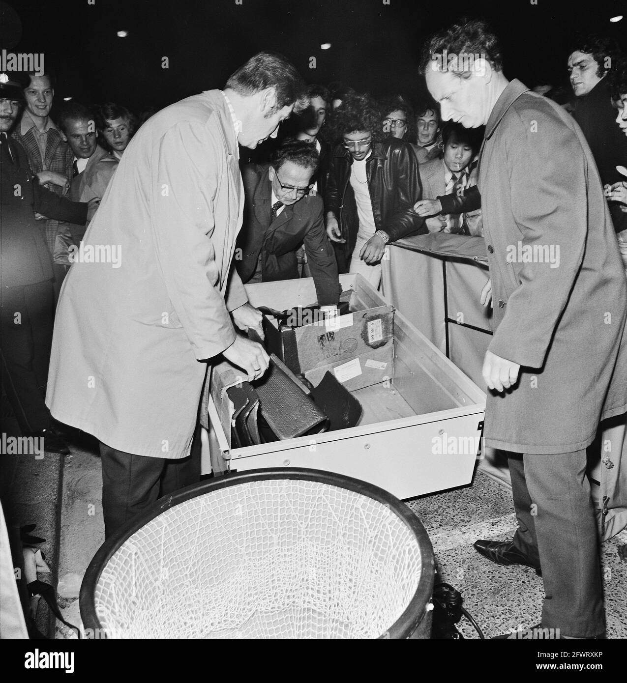 Fake bomb placed at El-Al office on Rokin in Amsterdam policemen near the  fake bomb, 6 October 1973, The Netherlands, 20th century press agency  photo, news to remember, documentary, historic photography 1945-1990,, image size:1275x1390