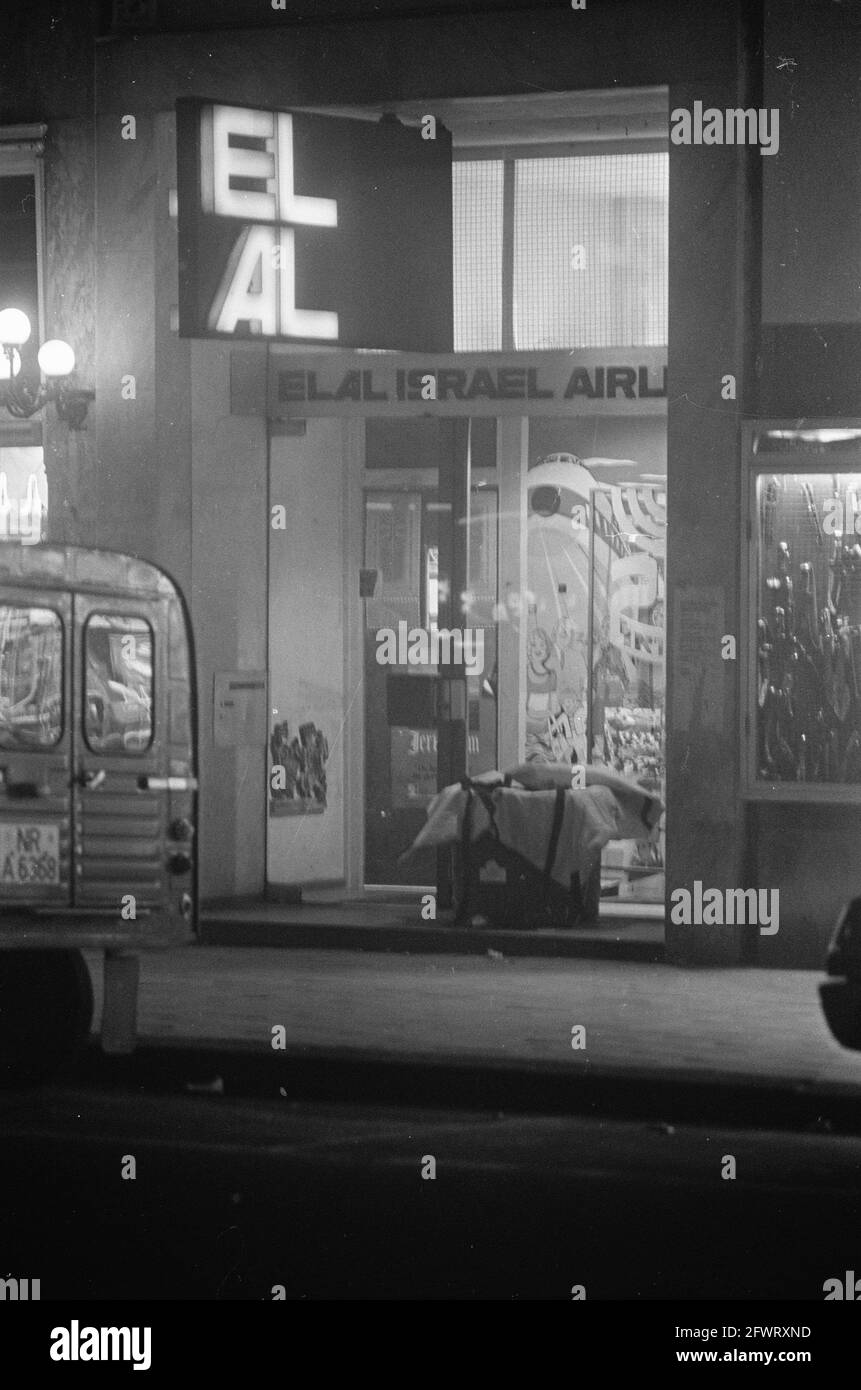 Fake bomb placed at El-Al office on Rokin in Amsterdam, 6 October 1973, The  Netherlands, 20th century press agency photo, news to remember,  documentary, historic photography 1945-1990, visual stories, human history  of, image size:861x1390