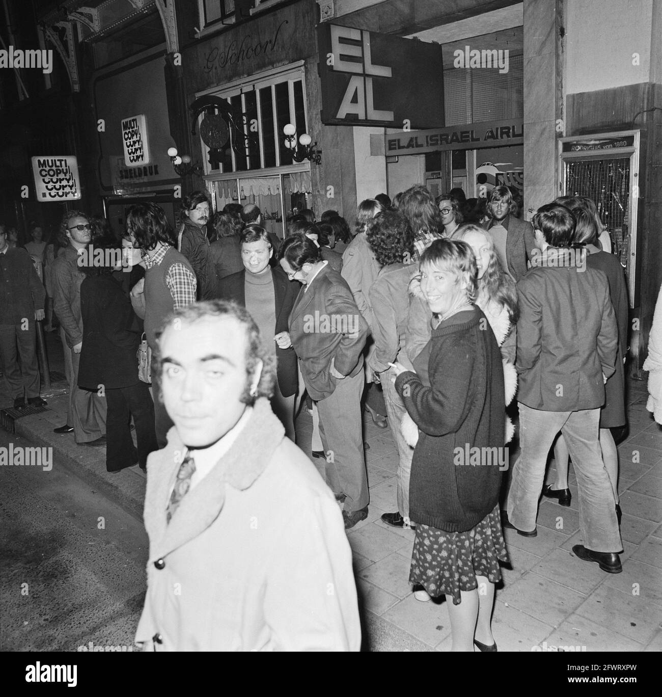 Fake bomb placed near El-Al office on Rokin in Amsterdam, 6 October 1973,  The Netherlands, 20th century press agency photo, news to remember,  documentary, historic photography 1945-1990, visual stories, human history  of, image size:1300x1368