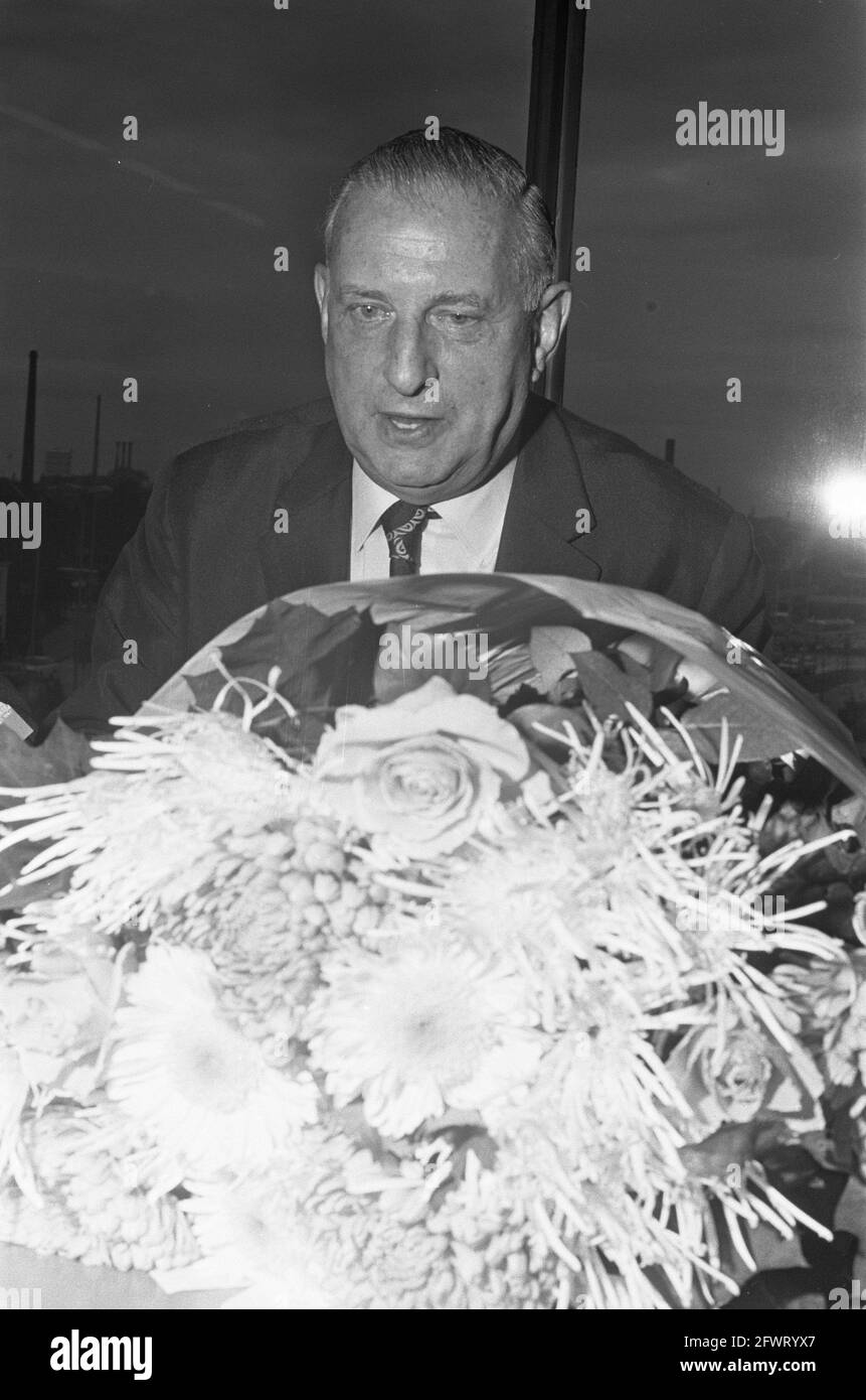 Final KNVB cup Ajax against NAC. Captain Henk Groot and the KNVB Cup Date:  June 14, 1961 Keywords: sport, football Institution name: AJAX, NAC Stock  Photo - Alamy