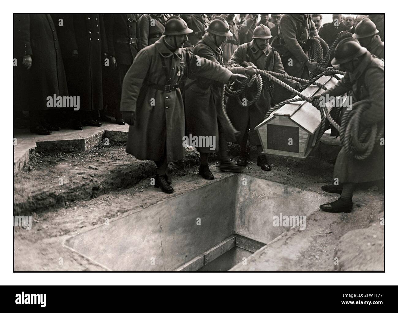 UNKNOWN SOLDIER TOMB PARIS BURIAL  burial of of the Unknown Soldier being interred in a tomb under Arc de Triomphe Paris France January 28, 1921 Stock Photo