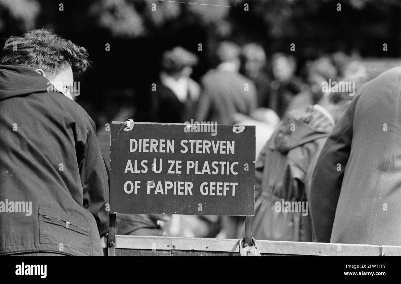 Artis, prohibition sign for plastic and paper, August 9, 1962, signs, zoos, The Netherlands, 20th century press agency photo, news to remember, documentary, historic photography 1945-1990, visual stories, human history of the Twentieth Century, capturing moments in time Stock Photo