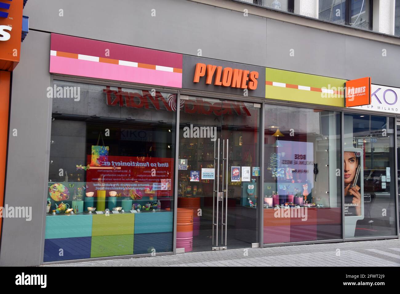 Pylones hi-res stock photography and images - Alamy