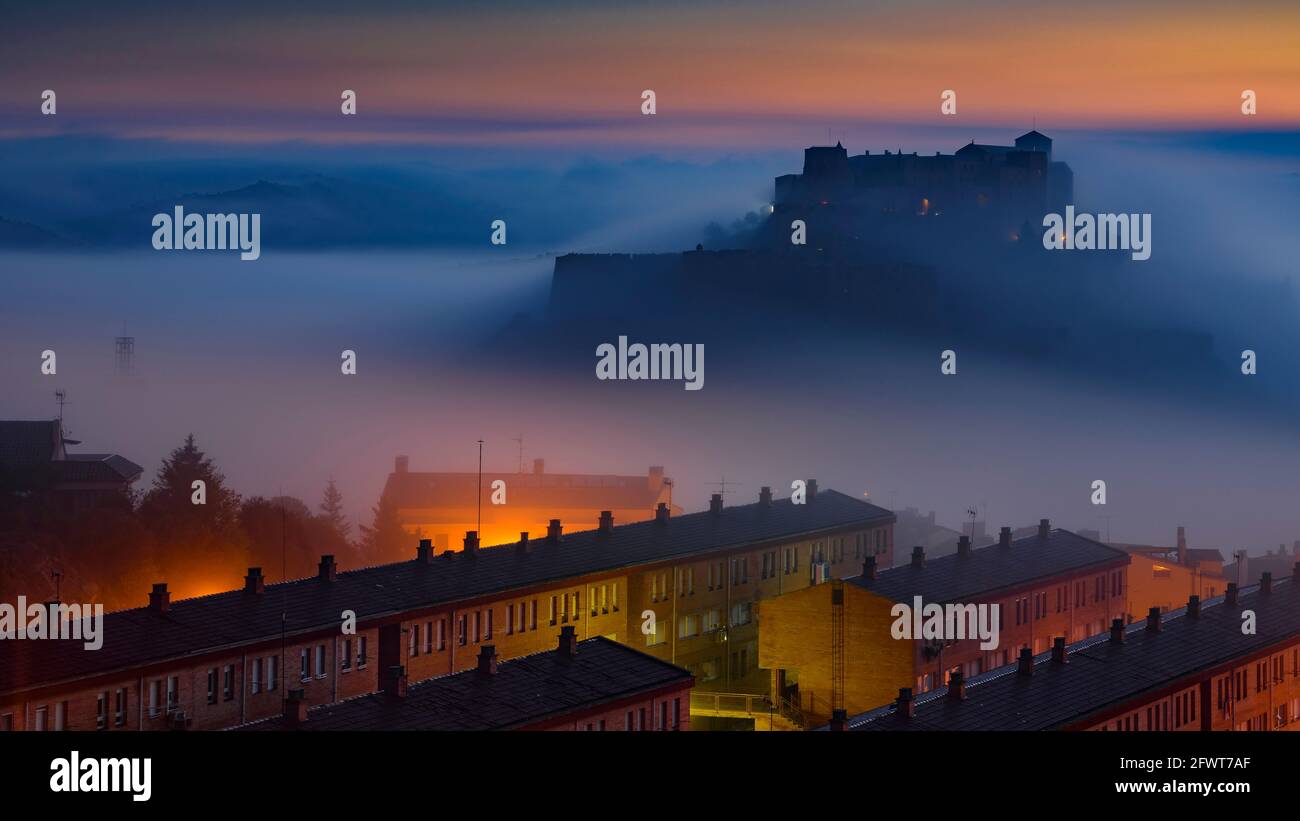 Cardona Castle, emerging from the fog at sunrise (Barcelona, Catalonia, Spain) ESP: El castillo de Cardona, emergiendo entre la niebla al amanecer Stock Photo