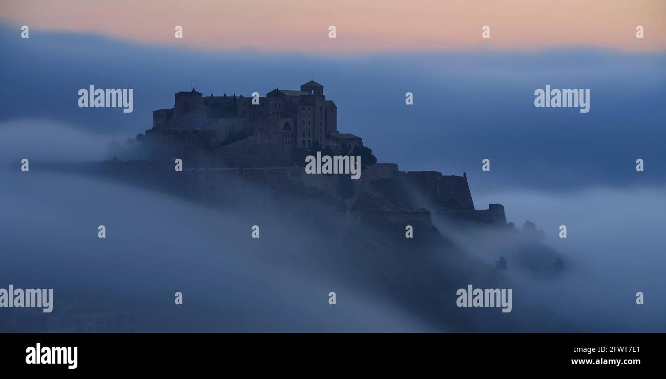 Cardona Castle, emerging from the fog at sunrise (Barcelona, Catalonia, Spain) ESP: El castillo de Cardona, emergiendo entre la niebla al amanecer Stock Photo