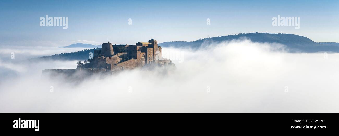 Cardona Castle, emerging from the morning mist (Barcelona, Catalonia, Spain) ESP: El castillo de Cardona, emergiendo entre la niebla por la mañana Stock Photo