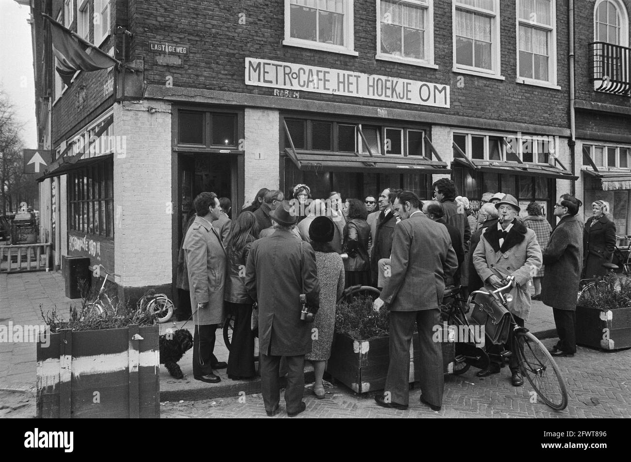 Nieuwmarkt prepares for demolition; debating public at subway cafe t Hoekje Om, March 2, 1975, DISCUSSIONS, public, demolition, The Netherlands, 20th century press agency photo, news to remember, documentary, historic photography 1945-1990, visual stories, human history of the Twentieth Century, capturing moments in time Stock Photo