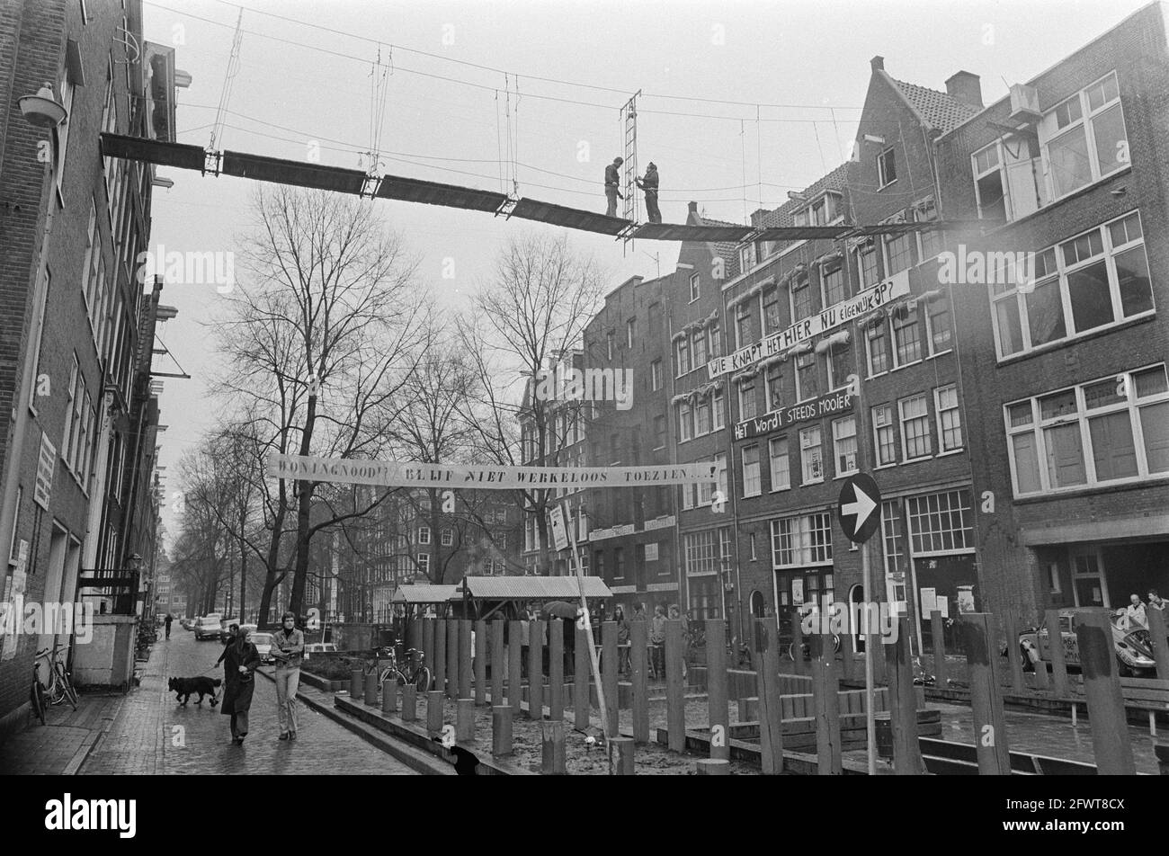 Nieuwmarkt neighborhood; the air bridge over the Recht Boomssloot, March 9, 1975, air bridges, The Netherlands, 20th century press agency photo, news to remember, documentary, historic photography 1945-1990, visual stories, human history of the Twentieth Century, capturing moments in time Stock Photo