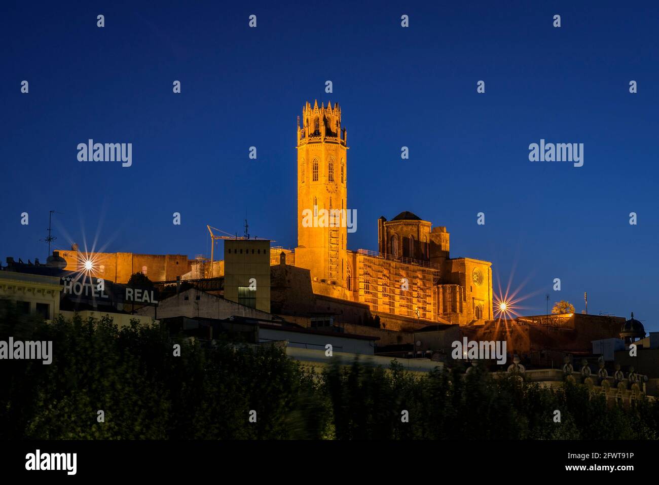 Early morning blue hour over the cathedral of La Seu Vella de Lleida and the Segre river (Lleida Catalonia, Spain) ESP:  Hora azul en Lérida Stock Photo