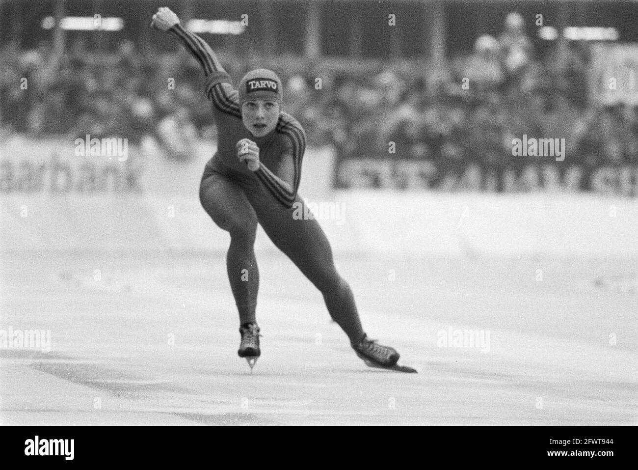 National Championship speed skating in Groningen; Ria Visser in action, December 29, 1983, SCHATSEN, sport, The Netherlands, 20th century press agency photo, news to remember, documentary, historic photography 1945-1990, visual stories, human history of the Twentieth Century, capturing moments in time Stock Photo