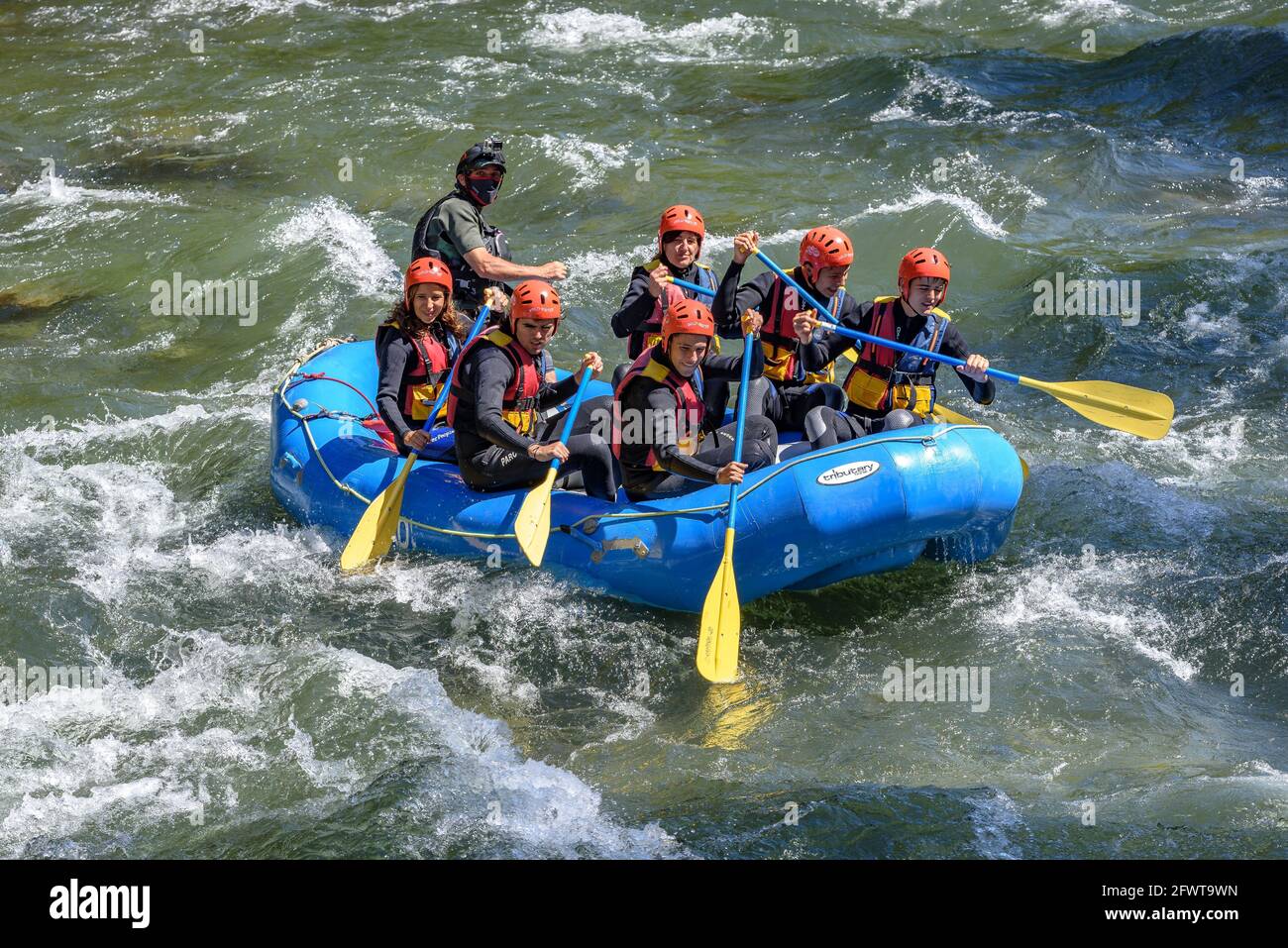 Going rafting down the Noguera Pallaresa on its way through the Gulleri bridge (Pyrenees, Catalonia, Spain) Stock Photo