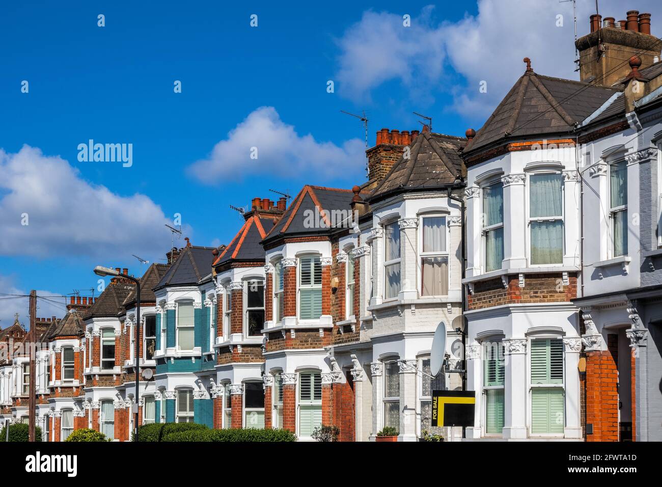 A row of typical British terraced houses around Kensal Rise in London ...