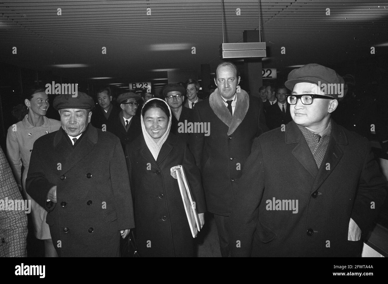 North Korean government delegation arrives at Schiphol Kim don Kyondel (leader), Ms Ri Souks, Haks (CPN) and interpreter, November 30, 1971, arrivals, delegations, leaders, interpreters, The Netherlands, 20th century press agency photo, news to remember, documentary, historic photography 1945-1990, visual stories, human history of the Twentieth Century, capturing moments in time Stock Photo