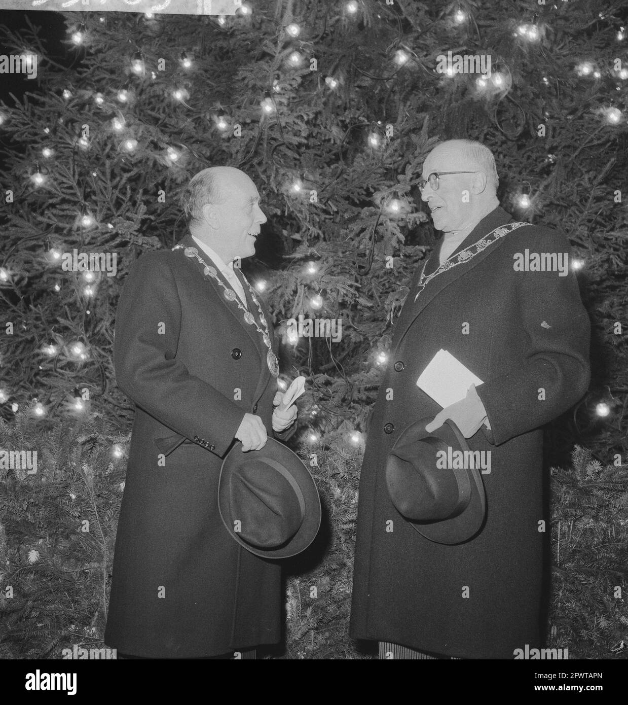 Norwegian Christmas tree in Rotterdam. Mayor van Walsum and Brynjulf Bull, Mayor of Oslo, December 20, 1961, mayors, Christmas trees, The Netherlands, 20th century press agency photo, news to remember, documentary, historic photography 1945-1990, visual stories, human history of the Twentieth Century, capturing moments in time Stock Photo