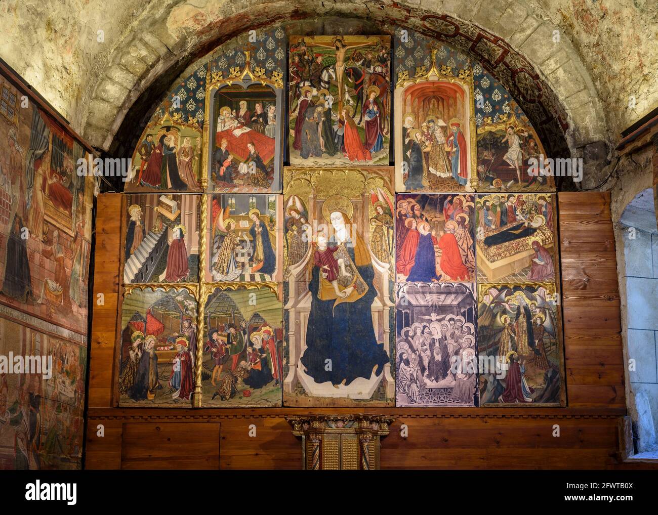 Inside the Romanesque church of Santa Maria d'Arties (Aran Valley, Catalonia, Spain, Pyrenees) ESP: Interior de la iglesia de Santa María de Arties Stock Photo