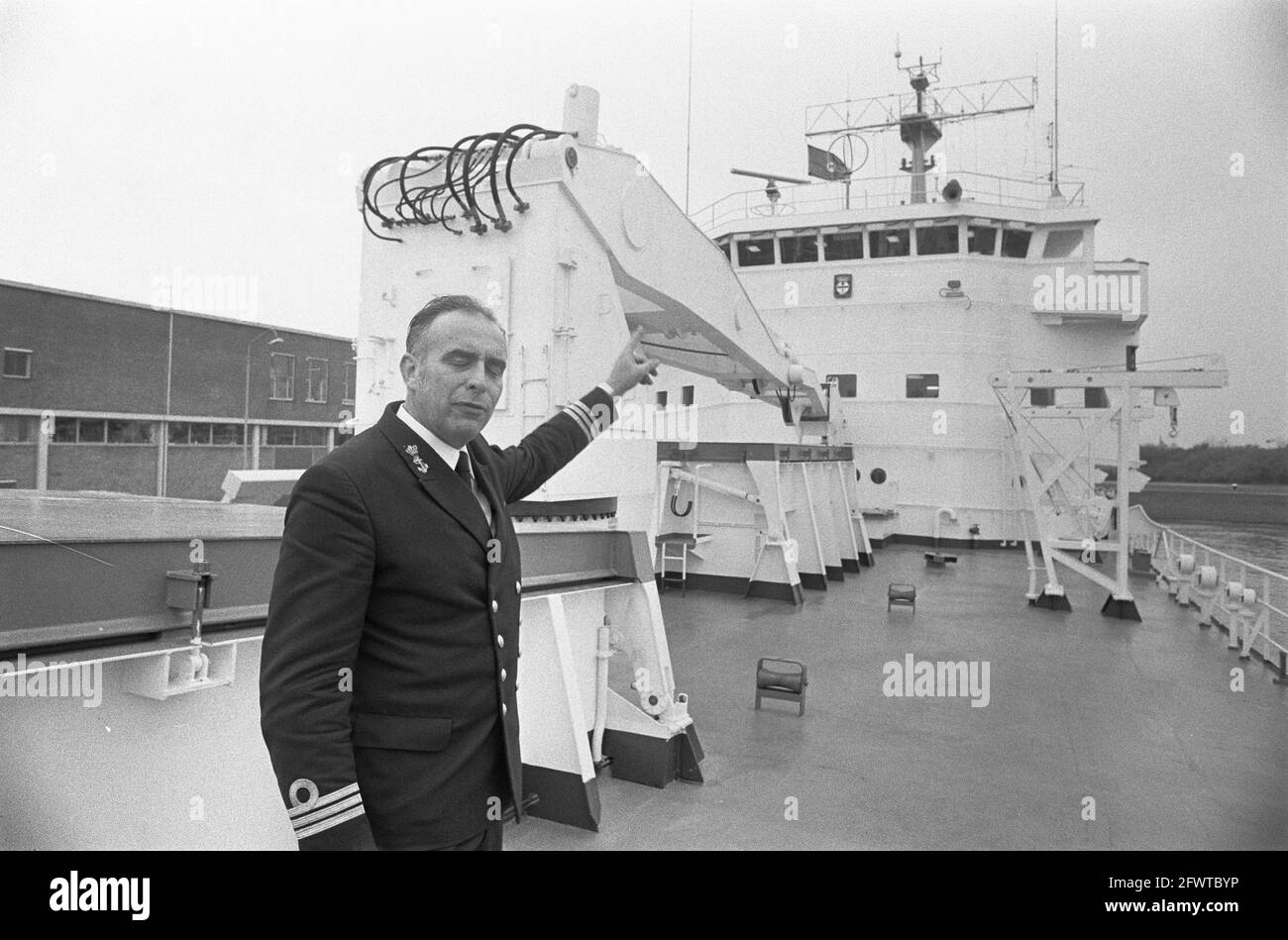 Oceanographic vessel Hr. Ms. Tydeman transferred to Royal Navy at Den Helder; the commander, KLTZ H.N.B. Roels, November 10, 1976, commanders, Navy, ships, The Netherlands, 20th century press agency photo, news to remember, documentary, historic photography 1945-1990, visual stories, human history of the Twentieth Century, capturing moments in time Stock Photo