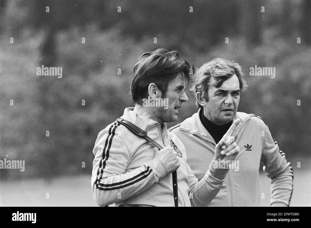 Practice match Dutch national team against Xerxes; no. 14 trainers Zwartkruis (l) and Happel, no. 15 Hugo Hovenkamp center with ball, with knee ligament, May 23, 1978, sports, soccer, The Netherlands, 20th century press agency photo, news to remember, documentary, historic photography 1945-1990, visual stories, human history of the Twentieth Century, capturing moments in time Stock Photo
