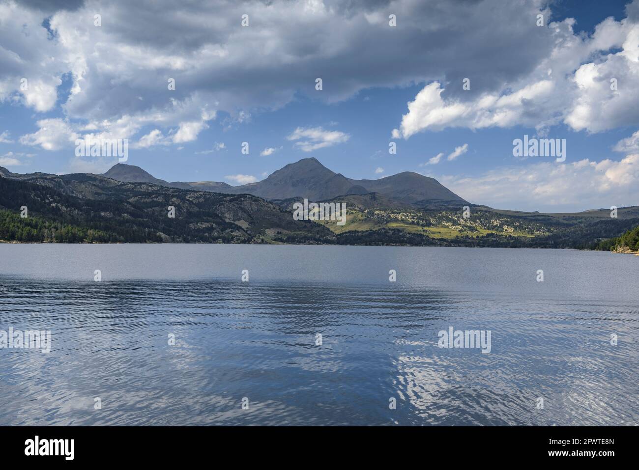 Lac des Bouillouses lake summer views, with Pic Peric in the background (Pyrénées Orientales, Occitanie, France) Stock Photo