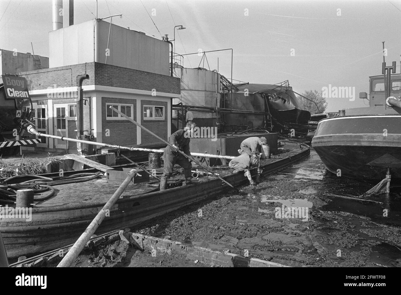 Oil spills 20th century hires stock photography and images Alamy