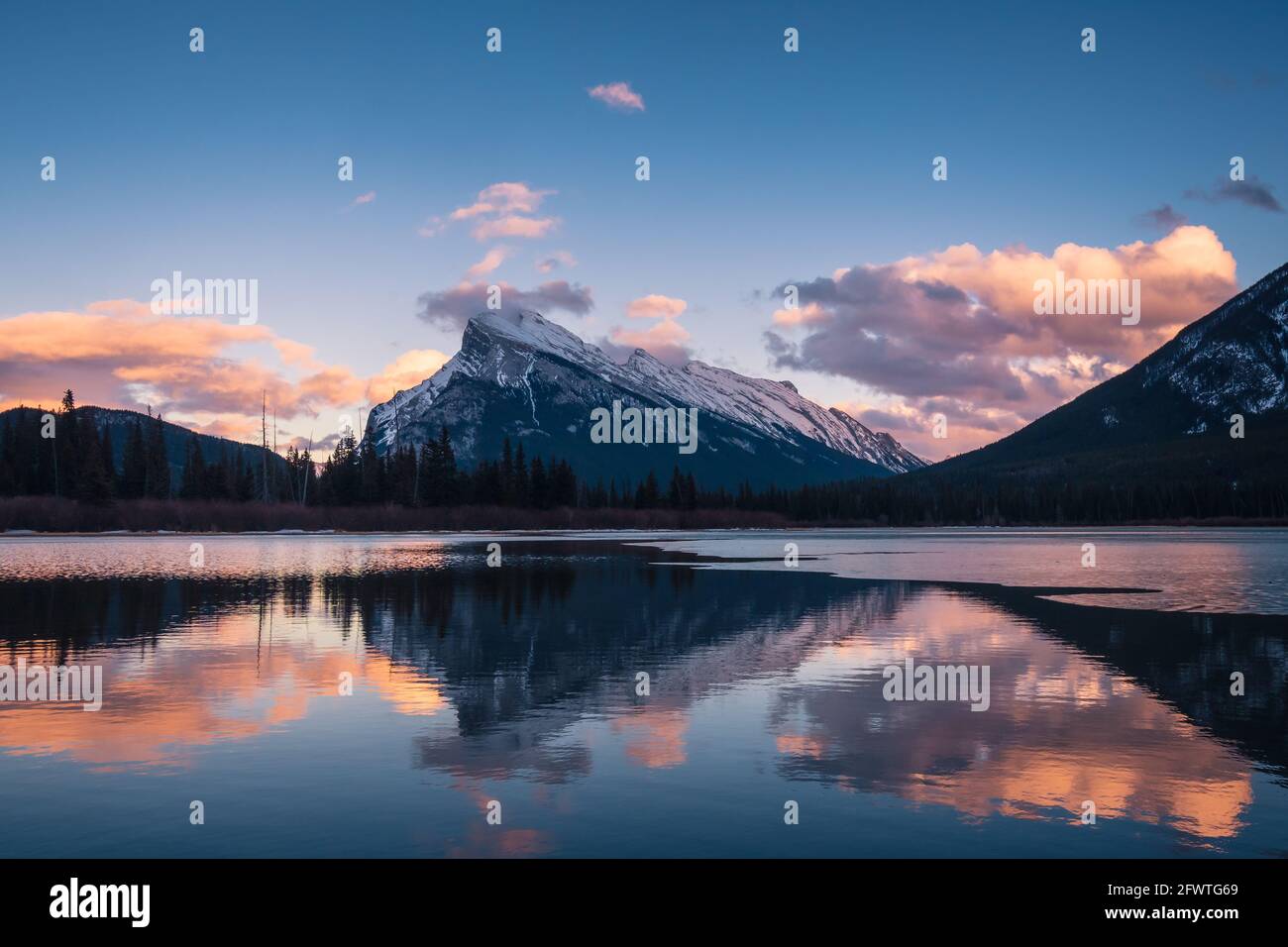 Fall Rundle Mountain Mount rundle vermillion lakes hi-res stock photography and images - Alamy