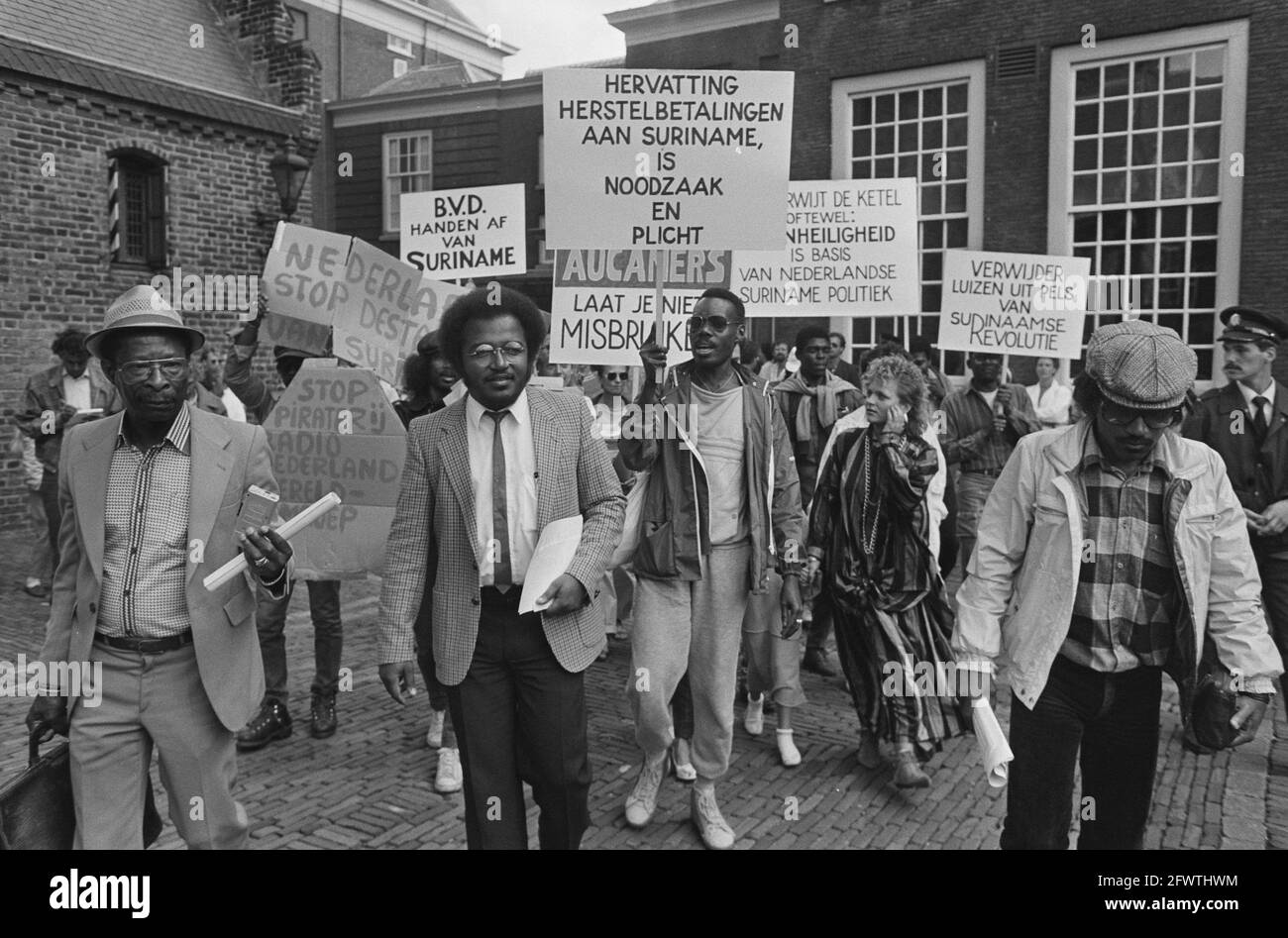 Pro Bouterse meeting in The Hague, remonstrants and van Mulier at Binnenhof, August 5, 1986, REMONSTRANTS, meetings, The Netherlands, 20th century press agency photo, news to remember, documentary, historic photography 1945-1990, visual stories, human history of the Twentieth Century, capturing moments in time Stock Photo