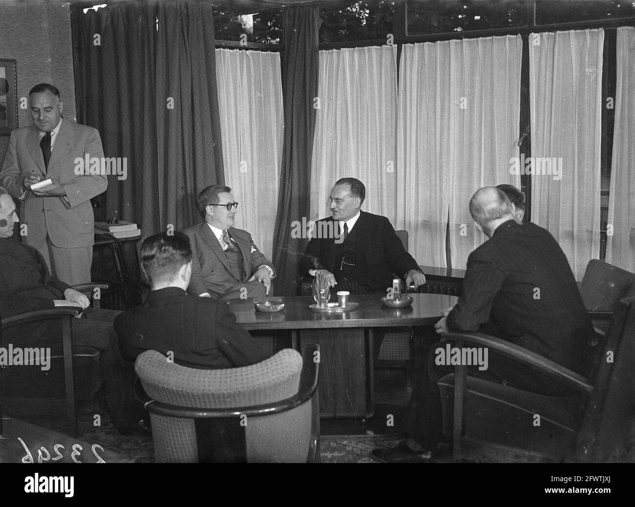 Signing of Belgian-Dutch treaty on social insurance mutuality. Minister Drees with Belgian Minister L.E. Troclet and officials for the signing, 29 August 1947, International agreements, Ministers, The Netherlands, 20th century press agency photo, news to remember, documentary, historic photography 1945-1990, visual stories, human history of the Twentieth Century, capturing moments in time Stock Photo